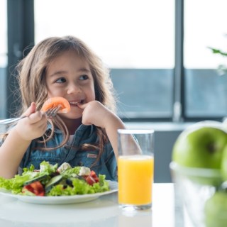 Algumas crianças mais dificuldade em comer. Muitas delas não gostam de verduras e outras comem pouco. Porém, algumas atitudes dos pais podem ajudar nessa empreitada. Confira e faça seu filho comer melhor.