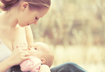 breastfeeding-outdoors