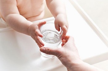 baby-drink-water