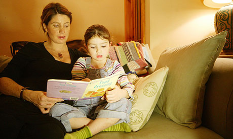 Mother-and-daughter-readi-006