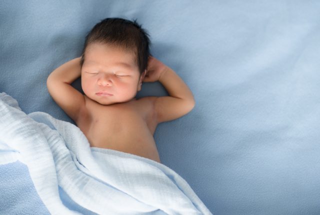 blue_background_slepping_baby