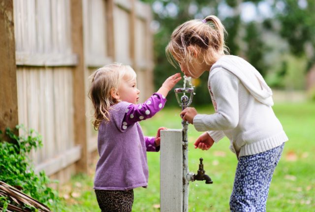 girls_drinking_water