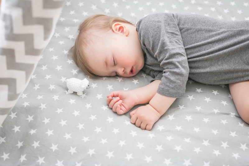 slepping_baby_stars_blanket