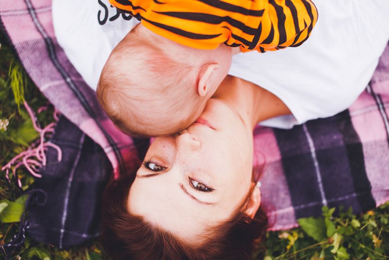 amazing_picture_mather_baby_picnic