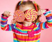 Bolacha, balas, sorvete, chocolate… É só dar uma bobiada que lá está seu filho com algum doce na boca. O resto do mundo também não ajuda. É no supermercado do lado do caixa, bem  na altura deles, no posto, na farmácia em qualquer lugar os doces estão lá! Mas como fazer seu filho não comer doce?